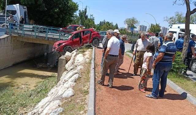 Mersin'de trafik kazasında sulama kanalı kenarında asılı kalan otomobildeki 3 kişi yaralandı