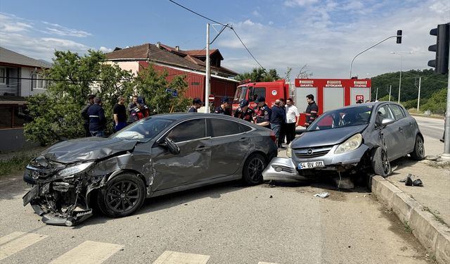 Sakarya'da iki otomobilin çarpıştığı kazada 4 kişi yaralandı