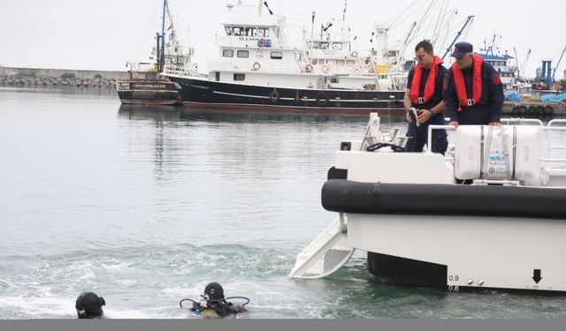 Samsun'da dalgıçlar deniz dibinde temizlik yaptı
