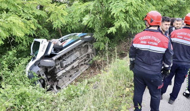 Trabzon'da park halindeki minibüsün kayarak şarampole devrildiği kazada 5 kişi yaralandı