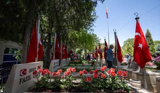 Başkentte Kurban Bayramı arifesinde şehitlikler ziyaret edildi