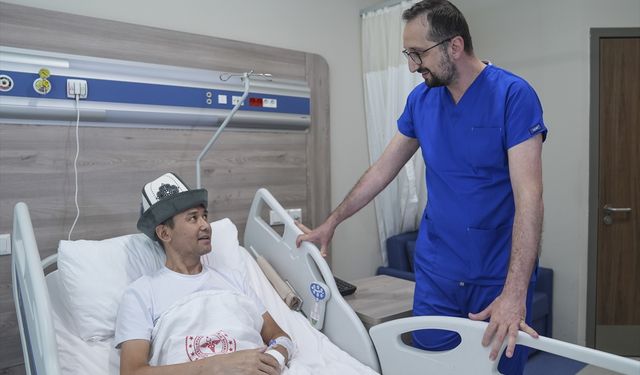 Kırgız hasta Türkiye'de yapılan karaciğer nakliyle sağlığına kavuştu