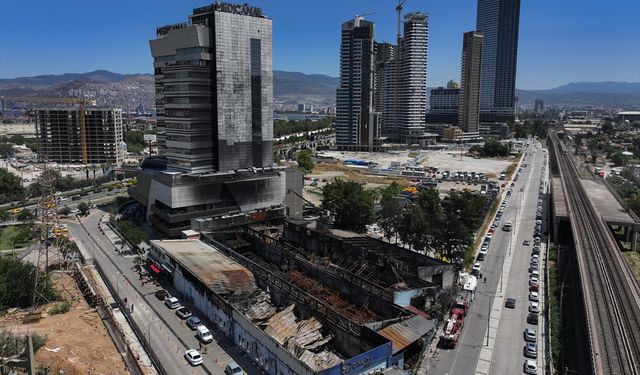 İzmir'de yangın nedeniyle tahliye edilen hastane yeniden hizmet vermeye başladı