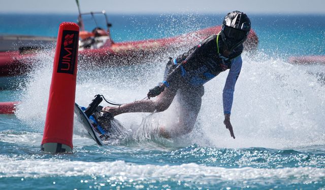 Çeşme, 16 ülkeden 80 sporcunun yarışacağı Dünya Motosurf Şampiyonası'na hazır