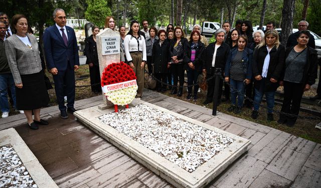 Eski Milli Eğitim Bakanı Hüseyin Vasıf Çınar, vefatının 90. yılında mezarı başında anıldı