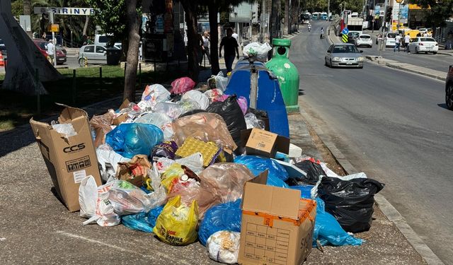 İzmir Buca'da işçilerin grevi sebebiyle oluşan çöp yığınları tepkilere neden oluyor