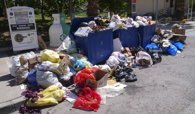 İzmir'de düzenli maaş alamayan belediye işçilerinin iş bırakma eylemi sürüyor