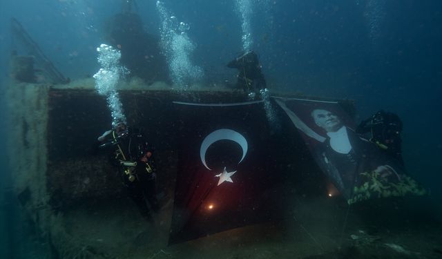 Jandarma teşkilatının 186'ncı kuruluş yıl dönümü su altında pankartla kutlandı