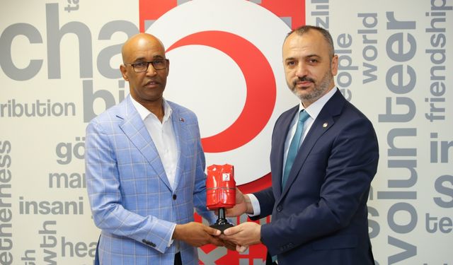 Somali'nin Ankara Büyükelçisi Mohamed kurban vekaletini Türk Kızılay'a verdi