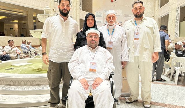 Tekerlekli sandalyesiyle 16 yıllık hac özlemini giderdi