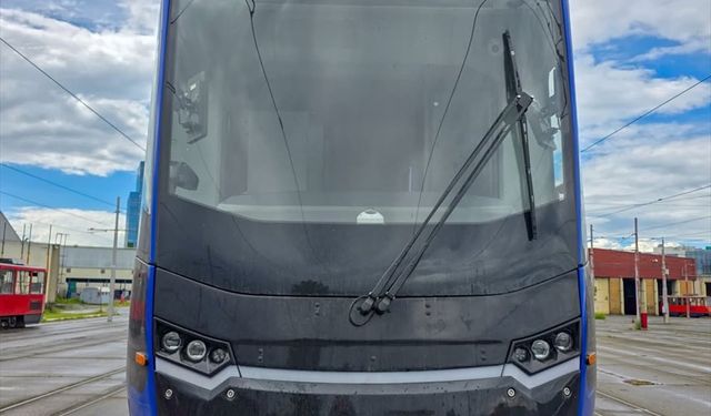 Türkiye'nin Sırbistan için ürettiği tramvaylardan ilki başkent Belgrad'a ulaştı