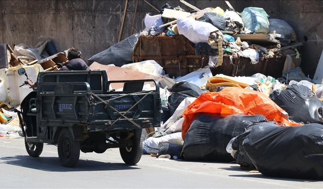 İzmir'de toplanmayan mobilya atıklarına tepki