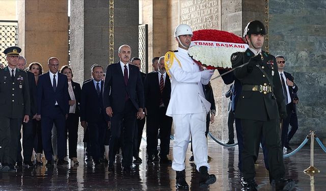 TBMM Başkanı Kurtulmuş ile Başkanlık Divanı üyeleri Anıtkabir'i ziyaret etti
