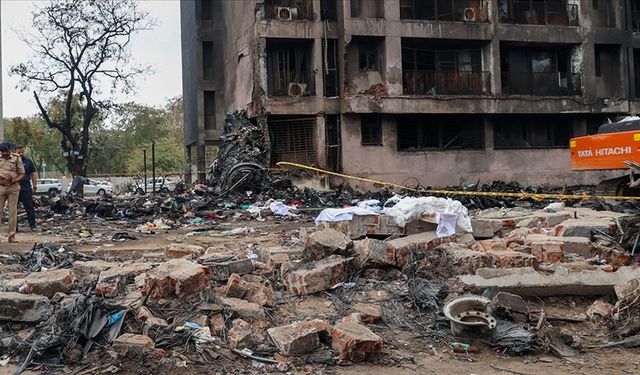 Hindistan'da düşen Air India uçağının kara kutularından veri çıkarılabildi