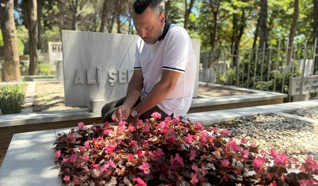 Usta oyuncu Kemal Sunal kabri başında anıldı