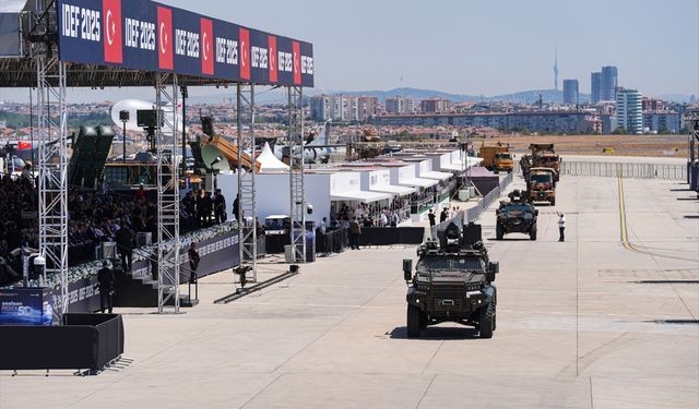 IDEF 2025'te yerli savunma sanayisi araçlarıyla geçiş töreni yapıldı