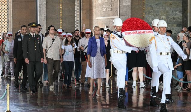 Görme engelli gençler "Dinle Hisset Keşfet" projesi kapsamında Anıtkabir'i ziyaret etti