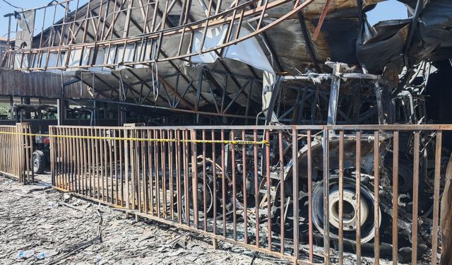 Diyarbakır'da çıkan yangında 3 iş yeri ve 19 traktör kullanılamaz hale geldi