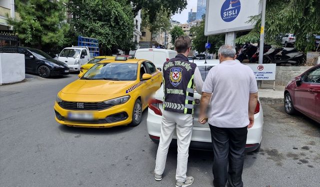 Fatih'te yolcu seçen taksi sürücüsüne 9 bin 267 lira ceza kesildi