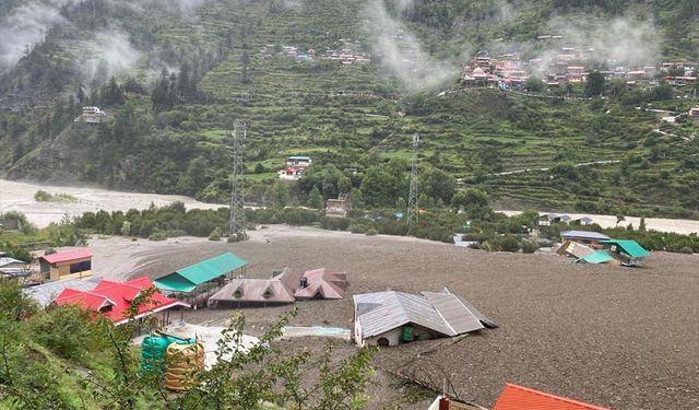 Hindistan'da 4 kişinin ölümüne neden olan heyelanda yaklaşık 100 kişi kayboldu
