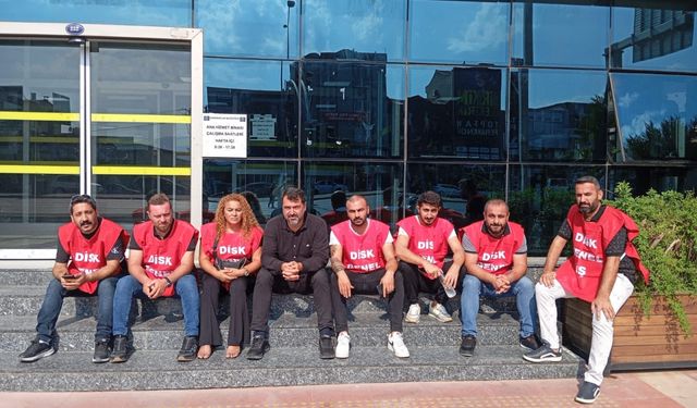 İzmir Karabağlar'da belediye işçileri alacaklarının ödenmediği gerekçesiyle eylem yaptı