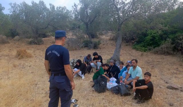 İzmir'de 13 düzensiz göçmen kurtarıldı, 15 düzensiz göçmen yakalandı