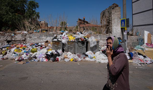 İzmir'de çöp yığınları ve kötü koku tepkilere neden oluyor