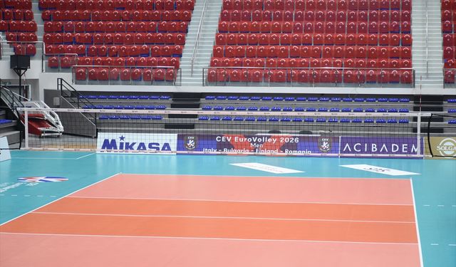 Malatya'da milli voleybol maçının oynanacağı salonda hazırlıklar tamamlandı