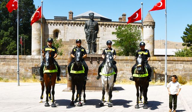 Malazgirt Zaferi kutlamalarına katılacak atlı polisler Bitlis'te devriye görevi yaptı