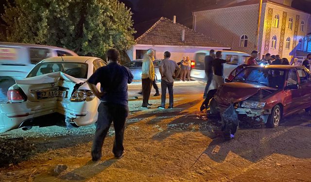 Sinop'ta iki otomobilin çarpıştığı kazada 8 kişi yaralandı