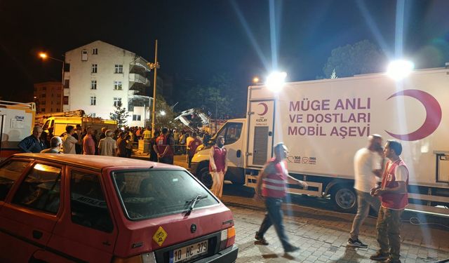 Türk Kızılay, Balıkesir'deki deprem sonrası bölgede beslenme desteği sağlıyor