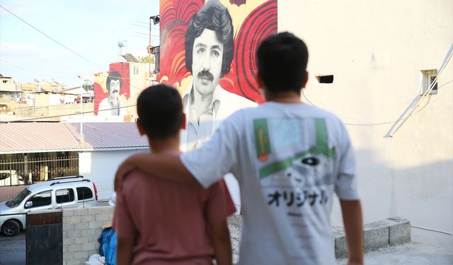 Adana'da binaların duvarlarına Müslüm Gürses ve Ferdi Tayfur'un resimleri çizildi