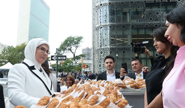 Emine Erdoğan, Türkevi'nin yakınına kurulan simit standını ziyaret etti