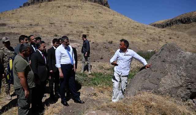 Erzurum Valisi Çiftçi, 5 bin yıl öncesine dayanan bulguların tespit edildiği höyükte inceleme yaptı