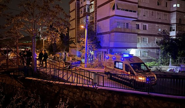 İzmir'de bıçaklı kavgada 1 kişi öldü, 2 kişi yaralandı