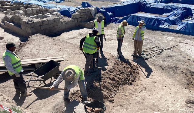 Kayseri'deki Geç Roma dönemine ait mozaikli yapı alanında, çocuk ve yetişkin mezarı bulundu