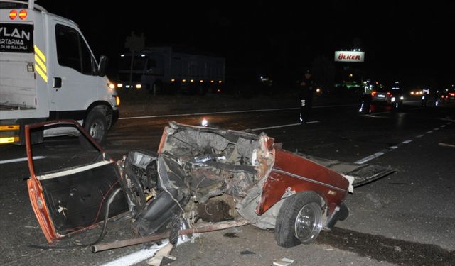 Manisa'da kamyonetle otomobilin çarpışması sonucu 5 kişi öldü, 6 kişi yaralandı