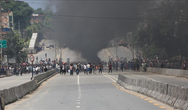 Şiddetli protestolarla çalkalanan Nepal'de ordu sokağa indi