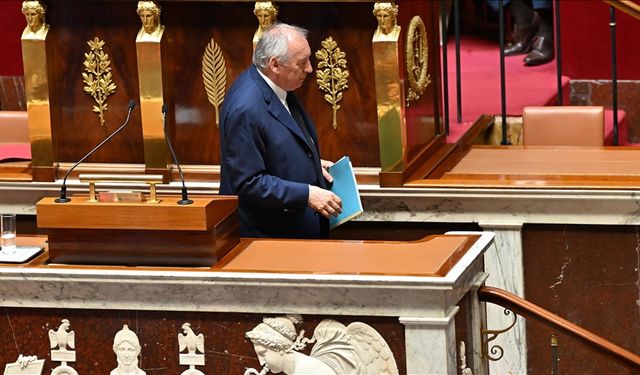 Fransa'da güvenoyu alamayan Başbakan François Bayrou'nun azınlık hükümeti düştü
