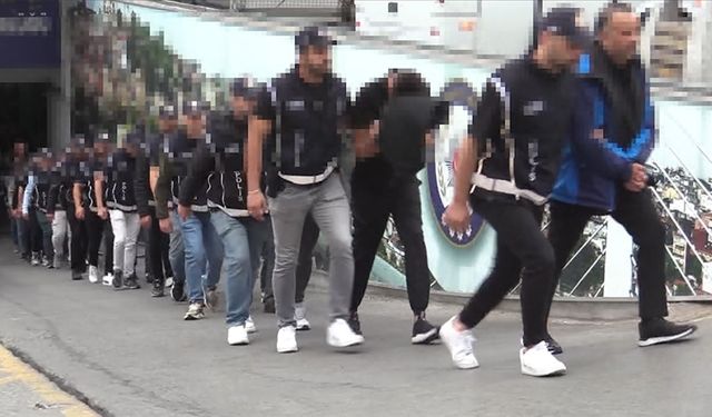 Yabancılara usulsüz vatandaşlık kazandıran suç örgütüne yönelik operasyonda yakalanan 113 şüpheli adliyede