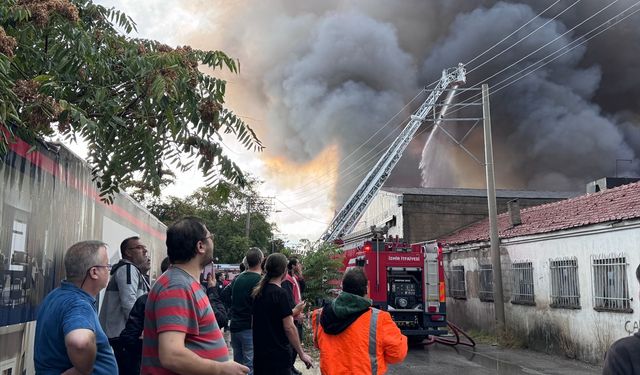 İzmir'de depoda çıkan yangına müdahale ediliyor