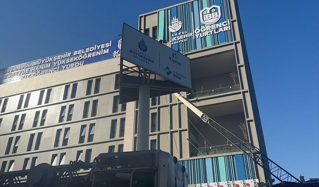 Şişli'de inşaat alanındaki vinç öğrenci yurduna devrildi