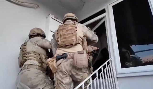 FETÖ'ye yönelik operasyonlarda yakalanan 64 şüpheli tutuklandı