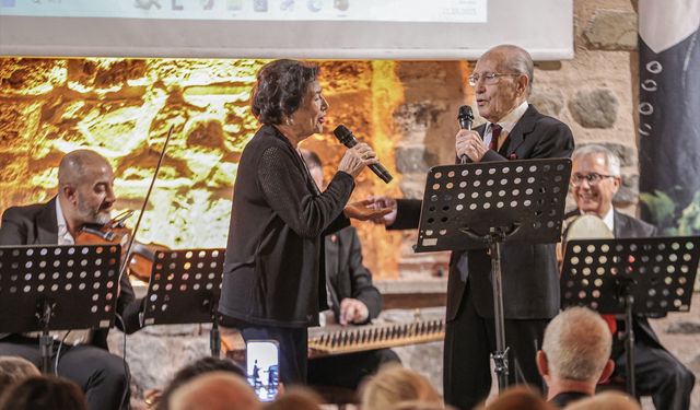 62 yıllık evli çift sahnede aşk şarkılarını birlikte söylüyor