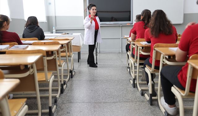 Ayşe öğretmen, inancı ve tutkusuyla mesleğini 28 yıldır koltuk değneğiyle sürdürüyor