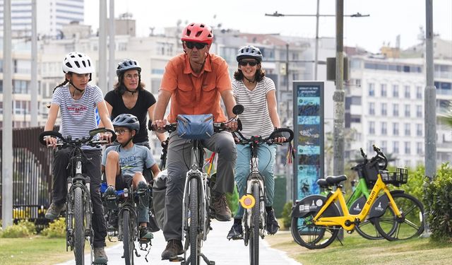 Bisikletle dünya turuna çıkan Fransız ailenin durağı İzmir oldu