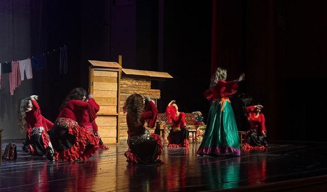 Bursa'da 'Deli Ayten' adlı tiyatro oyunu sahnelendi