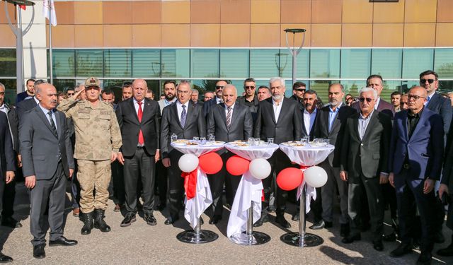 Diyarbakır'da çok sayıda sağlık kuruluşu ve ambulans törenle hizmete alındı
