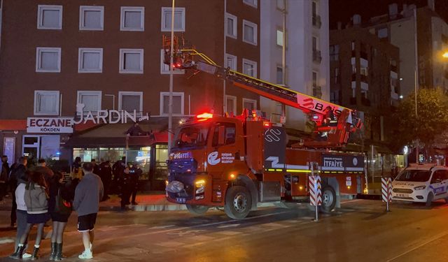 Eskişehir'de 2'nci kattan düştükten sonra kafe tentesinde mahsur kalan genç kurtarıldı