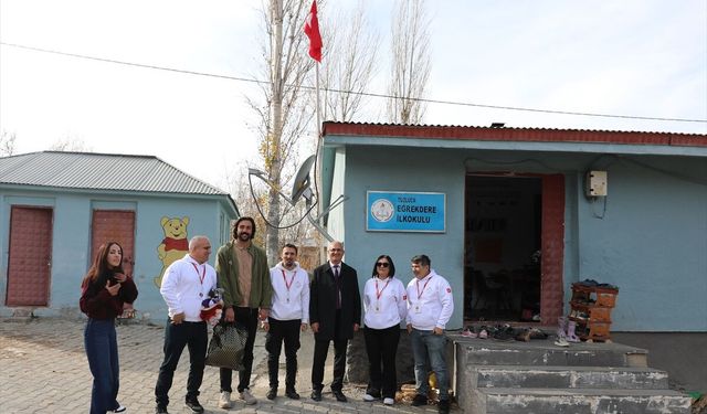 Iğdır'da 500 öğrenciye yardımseverlerden bot ve mont desteği